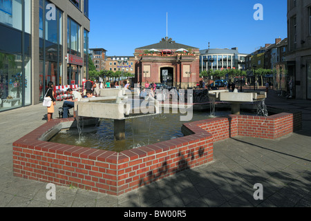 Fussgaengerzone Berliner-Tor-Platz mit Berliner Tor und Brunnen à Wesel Niederrhein, Nordrhein-Westfalen, Banque D'Images