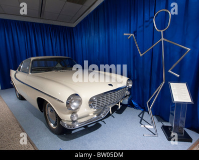 Prototype Volvo P1800 voiture de sport comme utilisé à la télévision le Saint à l'affiche au Musée Volvo de Göteborg, Suède Banque D'Images