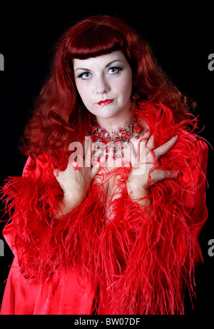 Chanteur et acteur Burlesque Nichole Klein dans une robe de plumes d'Autruche rouge Banque D'Images