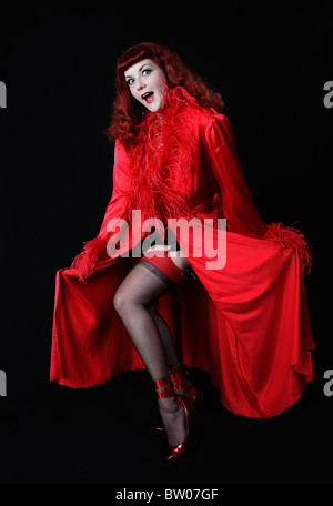 Chanteur et acteur Burlesque Nichole Klein dans une robe de plumes d'Autruche rouge Banque D'Images