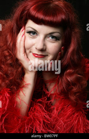 Chanteur et acteur Burlesque Nichole Klein dans une robe de plumes d'Autruche rouge Banque D'Images