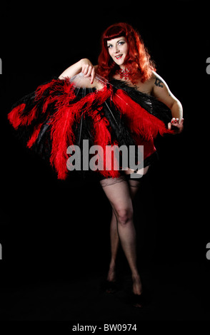 Artiste Burlesque danse avec des Fans Rouge et Noir Banque D'Images