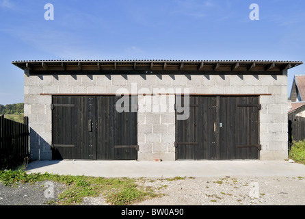 Garage à partir de blocs de scories Rural Banque D'Images