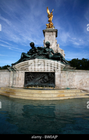 Queen Victoria Memorial en face de Buckingham Palace, St James's, London, UK Banque D'Images