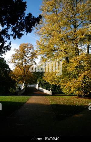 Les feuilles d'automne par le pont classique à Chiswick House Gardens, Chiswick, Londres, UK Banque D'Images