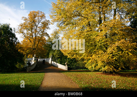 Les feuilles d'automne par le pont classique à Chiswick House Gardens, Chiswick, Londres, UK Banque D'Images