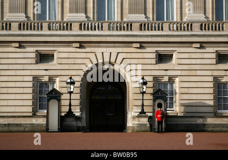 Guardsman sur service de sentinelle à l'extérieur de Buckingham Palace, St James's, London, UK Banque D'Images