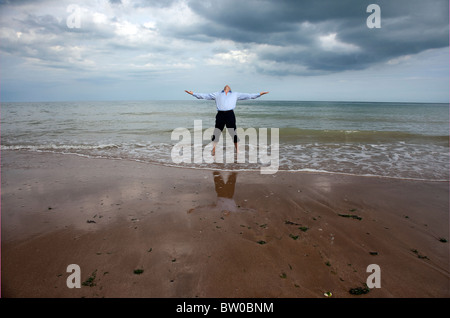Homme debout dans la mer mi crise de la vie Banque D'Images
