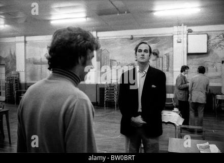 Le cast de Monty Python's Flying Circus pendant les répétitions en Acton travaillant Mens Club en octobre 1970 Banque D'Images