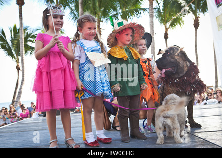 Les enfants costumés participer à la mascarade d'animaux lors de l'Assemblée Fantasy Fest Key West, Floride. Banque D'Images