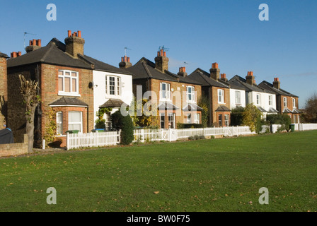 Rangée de maisons mitoyennes de style édouardien semi-détachée de banlieue verte Weston London Surrey. UK. HOMER SYKES Banque D'Images