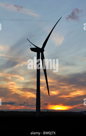 Éolienne sur les fens au coucher du soleil, Cambridgeshire, Angleterre, RU Banque D'Images