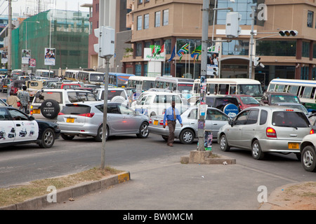 Dar es Salaam, Tanzanie. A l'intersection du trafic de l'Inde et d'Azikiwe rues, en face de l'Holiday Inn. Banque D'Images