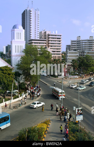 Dar es Salaam, Tanzanie. Coin des rues de l'Inde et d'Azikiwe. L'église anglicane Saint Alban sur la gauche. Banque D'Images