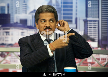 Anand Mahindra, vice-président et directeur général de Mahindra & Mahindra Ltd., prend la parole lors d'une entrevue à Singapour Banque D'Images