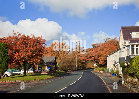 A5 route et Tyn-Y-Coed Inn sur la route historique de Thomas Telford dans le parc national de Snowdonia en automne. Capel Curig, Conwy, au nord du Pays de Galles, Royaume-Uni, Angleterre. Banque D'Images