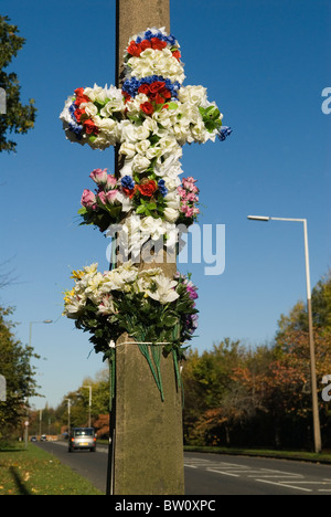 Monument à la route accident de voiture victime. Croix de fleurs en plastique vert Weston Greater London Surrey A307 Banque D'Images