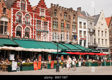Markt, Bruges, Belgique, Europe. Les gens à manger dans les cafés en plein air autour de la place historique Banque D'Images