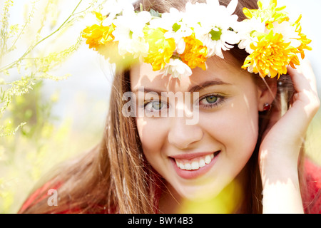 Image femme portant une couronne de fleurs sauvages sur la journée d'été Banque D'Images