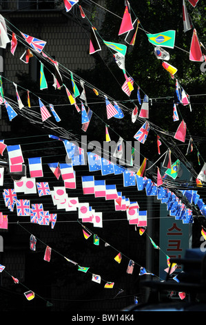 Drapeaux en rue, Séoul, Corée du Sud Banque D'Images