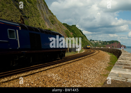 Deux trains approchant sur la grande ligne de l'ouest à Teignmouth Devon England UK Banque D'Images