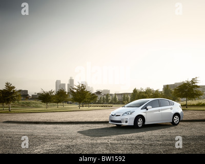 Le transport. Toyota Prius 3/4 avant beauté statique shot. L'emplacement est le centre-ville de Los Angeles CA, USA Banque D'Images