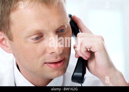 Photo de smart businessman appeler quelqu'un au téléphone Banque D'Images