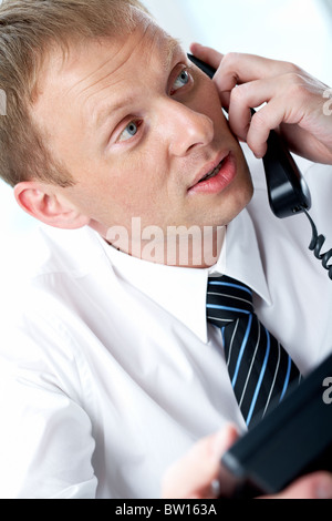 Photo de smart businessman appeler quelqu'un au téléphone et à côté Banque D'Images