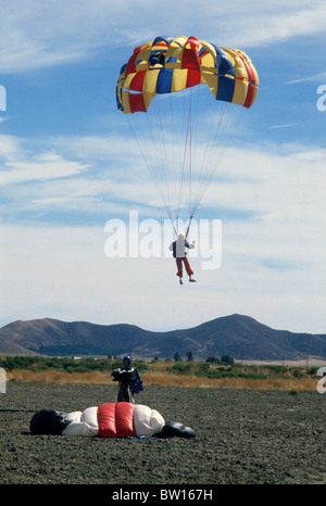 Parachute glide sport fly swing danger risque de sensations fortes de haute altitude vitesse saut parapente soar excitation amusant le contrôle de la terre Banque D'Images