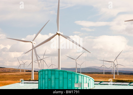 Whitelee wind farm on Eaglesham Moor juste au sud de Glasgow en Ecosse, Royaume-Uni, est le plus grand parc éolien onshore. Banque D'Images