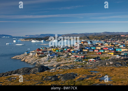 Les icebergs et les maisons colorées dans la ville / Ilulissat, Groenland, Disko-Bay Jakobshavn Banque D'Images