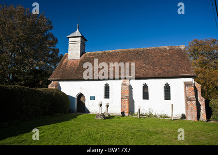 St Nicholas Church dans Whitcurch Freefolk près de Hampshire UK. Encore accrochée à l'intérieur, les armoiries royales du roi Guillaume III Banque D'Images