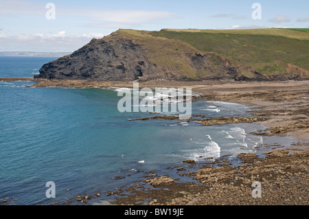 Vue sur Crackington Haven vers Pencannow Point sur la côte nord des Cornouailles Banque D'Images