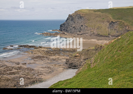 Vue sur Crackington Haven vers Pencannow Point sur la côte nord des Cornouailles Banque D'Images