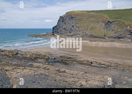 Vue sur Crackington Haven vers Pencannow Point sur la côte nord des Cornouailles Banque D'Images