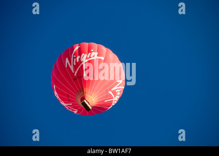 Une Vierge de l'air chaud ballon flottant sur les Yorkshire Dales. Banque D'Images