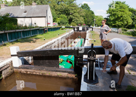 La serrure de la libellule de voyage Croisières en bateau sur le canal de Monmouthshire et Brecon Canal près de Brecon, Powys, Wales Banque D'Images