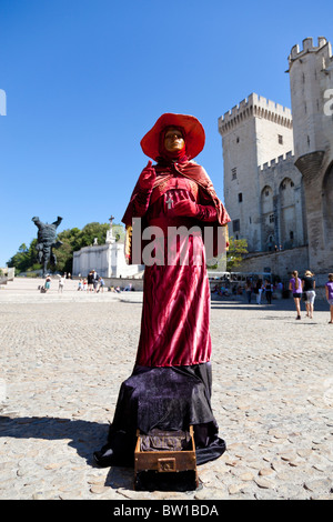 Un artiste de rue imite une statue de la Place du Palais à Avignon, France. Banque D'Images