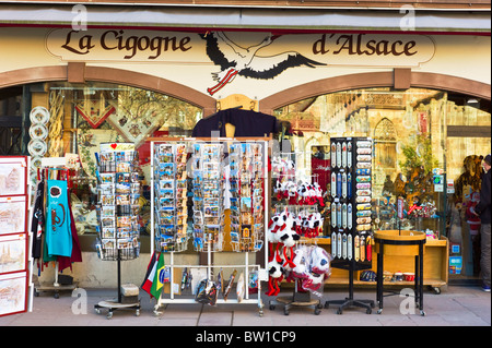 Carte postale et boutique de souvenirs AFFICHER STRASBOURG ALSACE FRANCE Banque D'Images