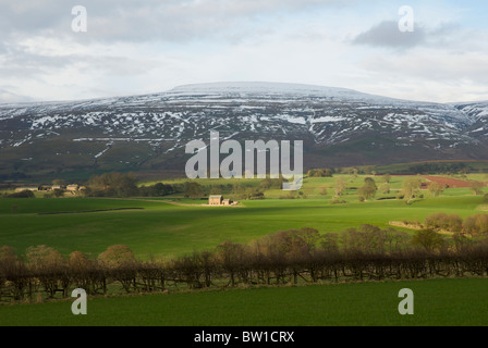 Soutenue par des terres agricoles a diminué, la croix, la plus haute colline dans les Pennines, Eden Valley, North Pennines, Cumbria, Angleterre, Royaume-Uni Banque D'Images