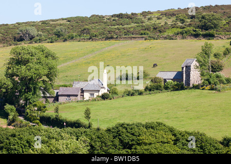 La petite église à distance, à Stoke Pero, la plus haute église sur Exmoor, Somerset - vue sur la vallée boisée de Wilmersham Banque D'Images