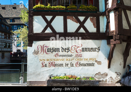 MAISON DES TANNEURS RESTAURANT 16e siècle maison Renaissance à colombages de LA PETITE FRANCE STRASBOURG ALSACE FRANCE Banque D'Images