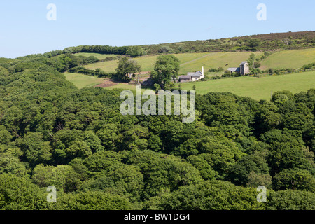 La petite église à distance, à Stoke Pero, la plus haute église sur Exmoor, Somerset - vue sur la vallée boisée de Wilmersham Banque D'Images