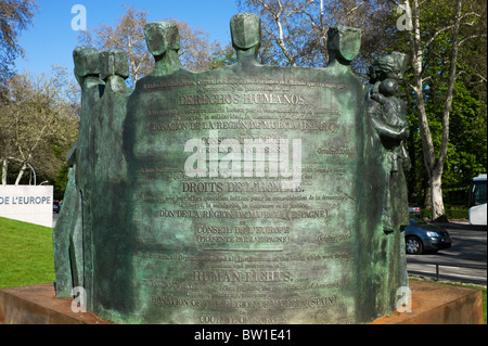 Monument des droits de la personne en face de l'immeuble du Conseil de l'Europe, Palais de l'Europe, Strasbourg, Alsace, France Banque D'Images