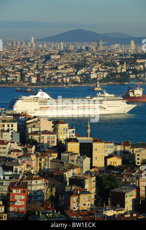 ISTANBUL, TURQUIE. Une vue sur le Bosphore de Beyoglu, avec le navire de croisière MSC Opera en direction de la mer de Marmara. 2010. Banque D'Images