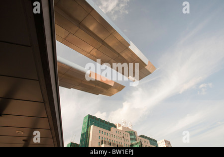 La gare routière de Vauxhall à Londres, Royaume-Uni, est doté de panneaux solaires installés sur le toit qui fournissent un tiers des besoins énergétiques des stations. Banque D'Images