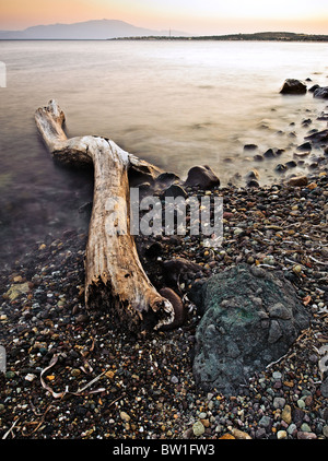 La côte turque d'Assos à travers la baie d'Edremit vers l'île grecque de Lesbos. Banque D'Images