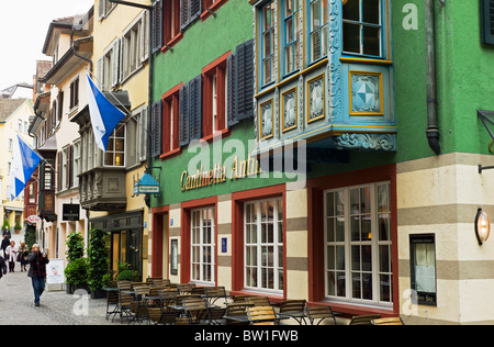 RESTAURANTS & DRAPEAUX SUISSE AUGUSTINER GASSE STREET OLD TOWN ZÜRICH SUISSE Banque D'Images