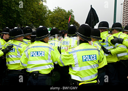 Les anarchistes d'être kettled à Birmingham à la Coalition des travailleurs contre les coupes de mars par la police Banque D'Images