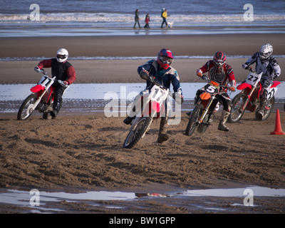 Course de vélos sur Mablethorpe beach Lincolnshire Novembre 2010 Banque D'Images